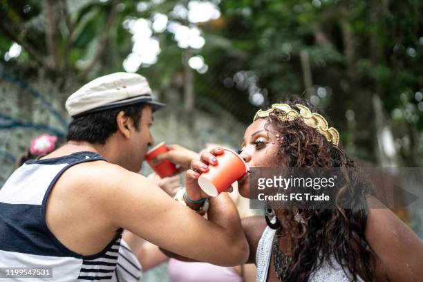 amigos se divertindo e bebendo na festa de carnaval de rua no brasil - carnival - fotografias e filmes do acervo