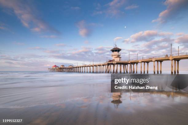 huntington pier - huntington beach california stockfoto's en -beelden