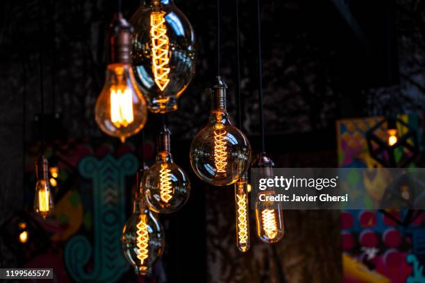 luces: bombillas led retro de aspecto incandescente y portalámparas - villa-la-angostura stockfoto's en -beelden