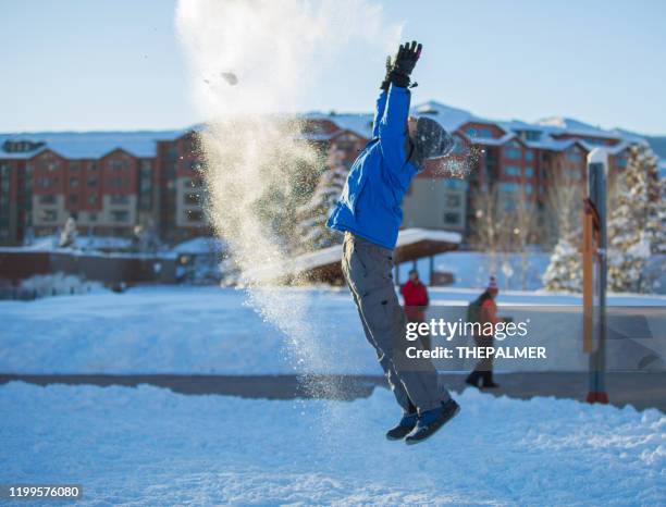 amis jouant dans la neige - steamboat springs colorado photos et images de collection