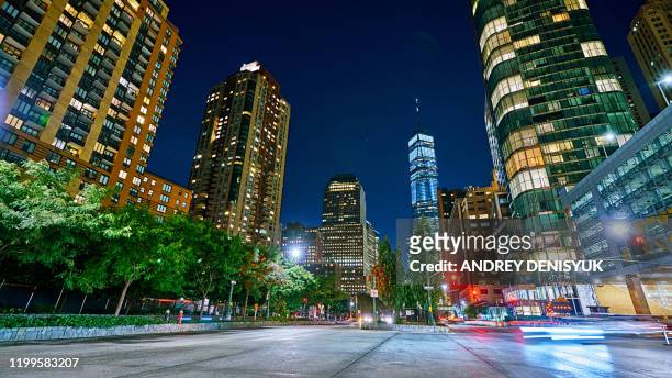 night at manhattan downtown. freedom tower. street light. traffic. house - new york avenue fotografías e imágenes de stock