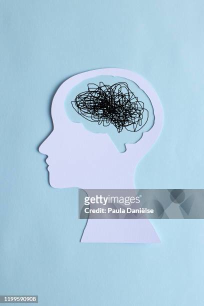 paper head with chaos brains - emotional stress stock-fotos und bilder