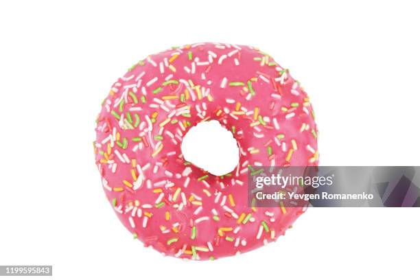 pink donut with colourful sprinkles isolated on white background. top view. - krapfen und doughnuts stock-fotos und bilder