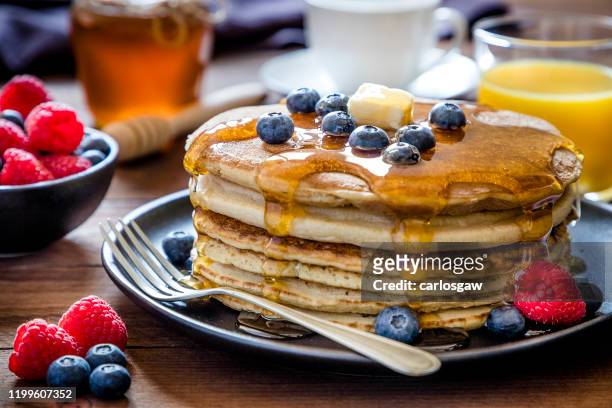 süße pfannkuchen - blueberry pancakes stock-fotos und bilder