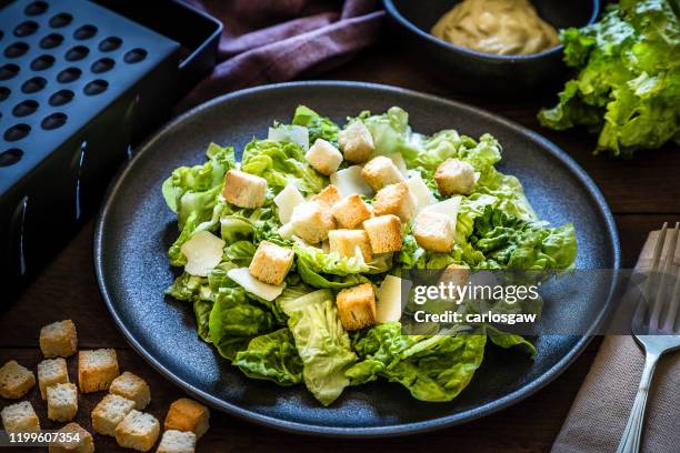 verse caesar salade - bindsla stockfoto's en -beelden