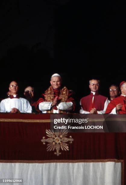 Le nouveau pape Jean-Paul II apparaissant à la foule après son élection lors du conclave d'octobre 1978, au Vatican, le 16 octobre 1978.