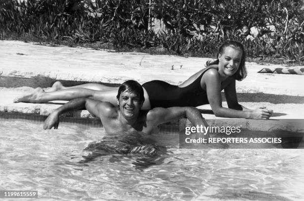 Les acteurs Alain Delon et Romy Schneider pendant le tournage du film 'La Piscine' de Jacques Deray, en août 1968, à Saint-Tropez, dans le Var,...