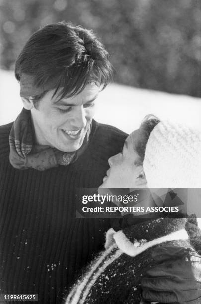 Les acteurs Alain Delon et Romy Schneider aux sports d'hiver, le 18 janvier 1963, France.