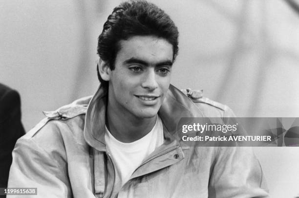 Anthony Delon sur une plateau de télévision pour la présentation de sa ligne de blouson de cuir, le 3 février 1984, France.