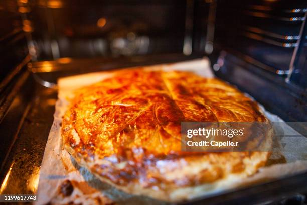 cuisine - cuisson d'une galette des rois - galette fotografías e imágenes de stock