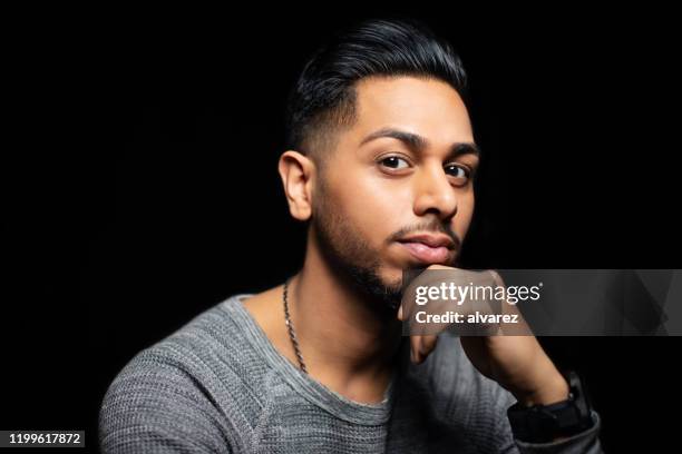 vertrouwen jonge man staren naar camera - indian male model stockfoto's en -beelden