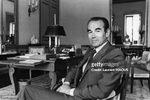Robert Badinter, président du Conseil Constitutionnel, dans son bureau à Paris le 21 mai 1986, France.