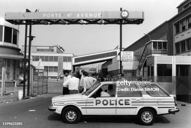 Voiture de police devant la grille d'entrée de l'usine Talbot de Poissy lors de grève le 10 juin 1982, France.