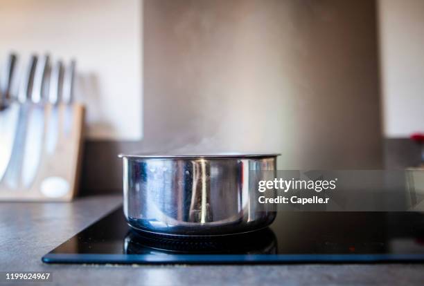 cuisine - casserole d'eau bouillante - placa de fogão vitrocerâmica - fotografias e filmes do acervo
