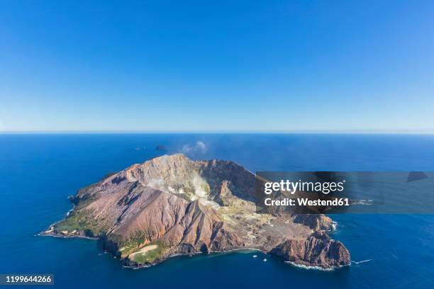 new zealand, north island, whakatane, aerial view of white island†(whakaari) surrounded by blue waters of pacific ocean - white island new zealand stock pictures, royalty-free photos & images