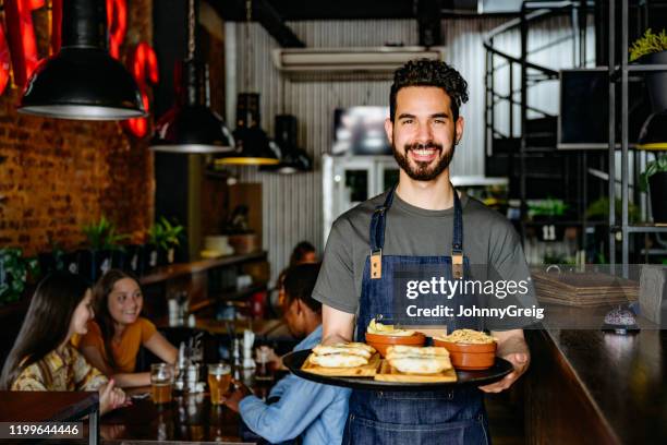 camarero masculino con bandeja de aperitivos en el restaurante buenos aires - camarero fotografías e imágenes de stock