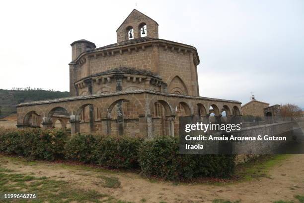 santa maría de eunate church. navarra. - ロマネスク ストックフォトと画像