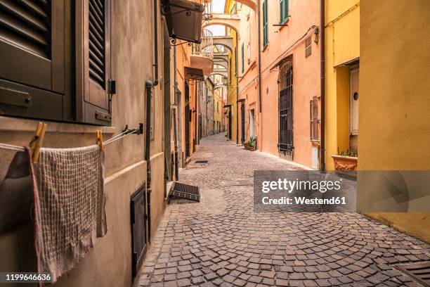 narrow alley in noli, liguria, italy - liguria stock photos et images de collection