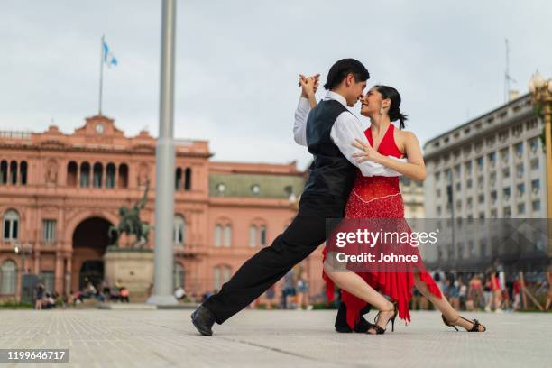 pareja bailando tango - tango fotografías e imágenes de stock