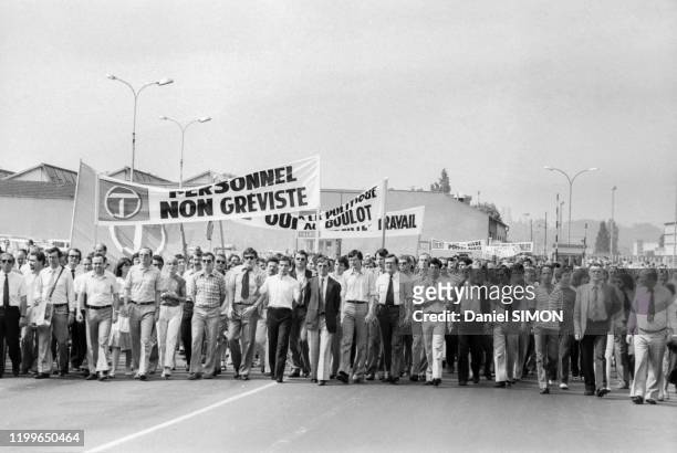 Manifestation des employés de l'usine Talbot de Poissy lors de la grève le 10 juin 1982, France.