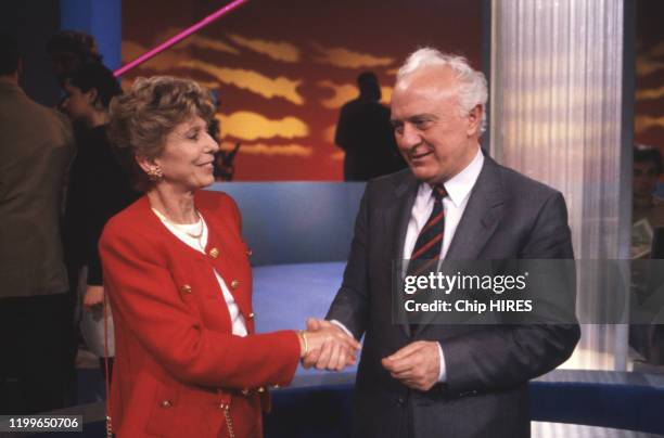 Hélène Carrère d'Encausse et Edouard Chevardnadze sur le plateau de l'émission de télévision 'La marche du siècle' à Paris le 4 juin 1991, France.