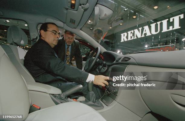 Carlos Ghosn PDG de Nissan au salon de l'automobile à Paris