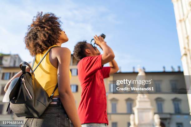 young tourist couple exploring the city, florence, italy - young couple exploring city stock pictures, royalty-free photos & images