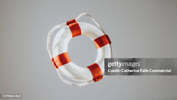 life ring - red boot stockfoto's en -beelden