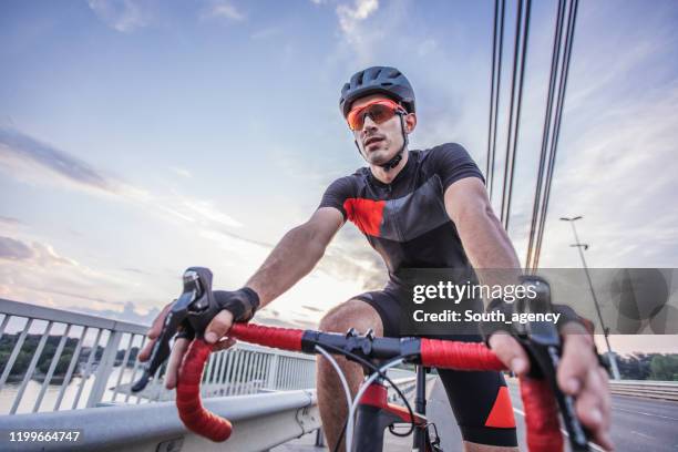 sportler mit dem fahrrad unterwegs - radfahren männer stock-fotos und bilder