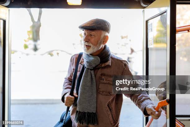 uomo d'affari senior che utilizza i mezzi pubblici - autobus - entrare foto e immagini stock