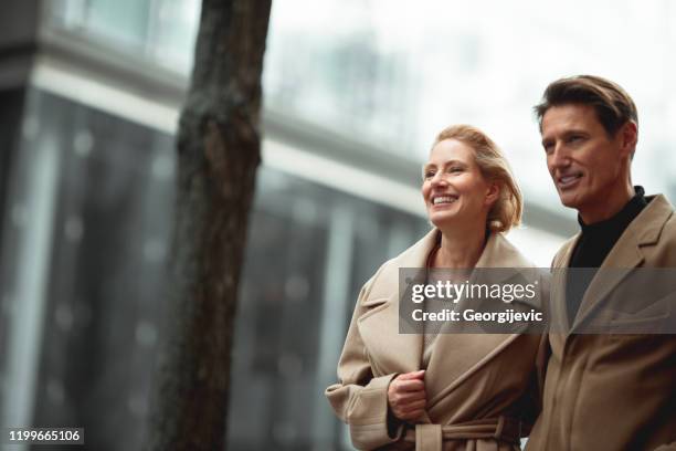 modieuze paar - mature couple winter outdoors stockfoto's en -beelden