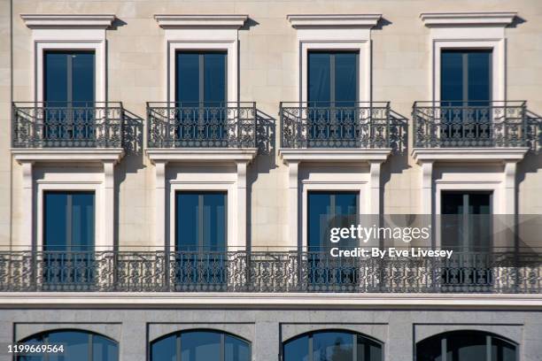 building facade - edificio madrid fotografías e imágenes de stock