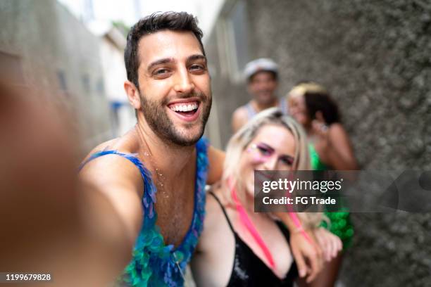 ブラジルのカーニバルパーティーで自分撮りを取る友人 - carnival parade in sao paulo ストックフォトと画像