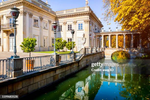 paleis op het water in het koninklijk łazienki-park in warschau, polen - lazienki park stockfoto's en -beelden