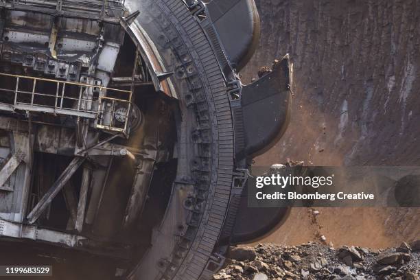 lignite mining - metal bucket photos et images de collection