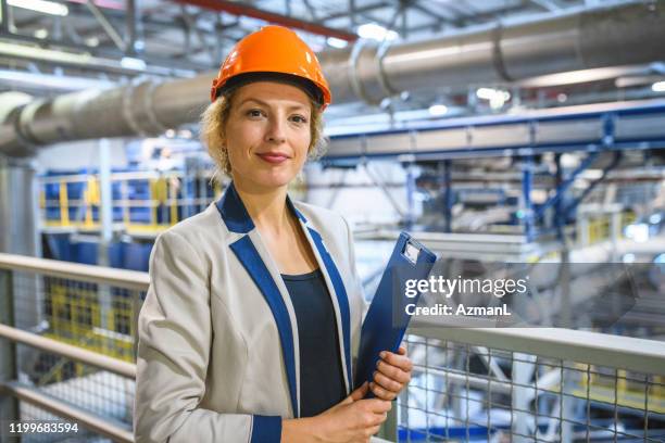 Woman Quality Control Quality Assurance Inspector Photos and Premium High Res Pictures ...