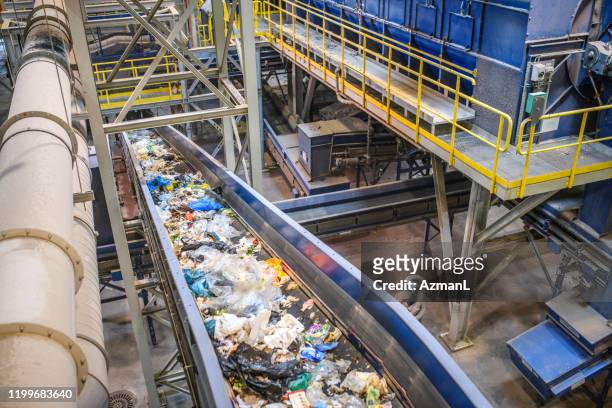 ceinture de convoyeur pour les matières recyclables dans l'installation de traitement des déchets - organisation photos et images de collection