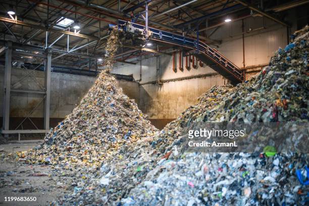 pile di riciclabili separati all'interno dell'impianto di smaltimento dei rifiuti - centro di riciclaggio foto e immagini stock