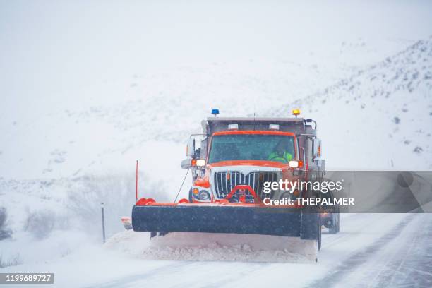 arado de nieve colorado highway usa - quitanieves fotografías e imágenes de stock