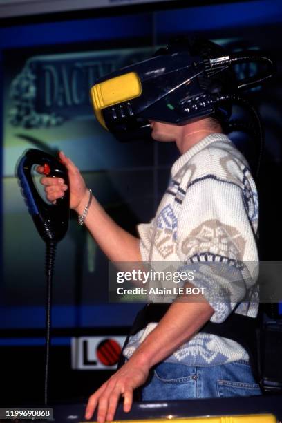 Jeune homme portant un masque de réalité virtuelle, en France le 10 avril 1996.