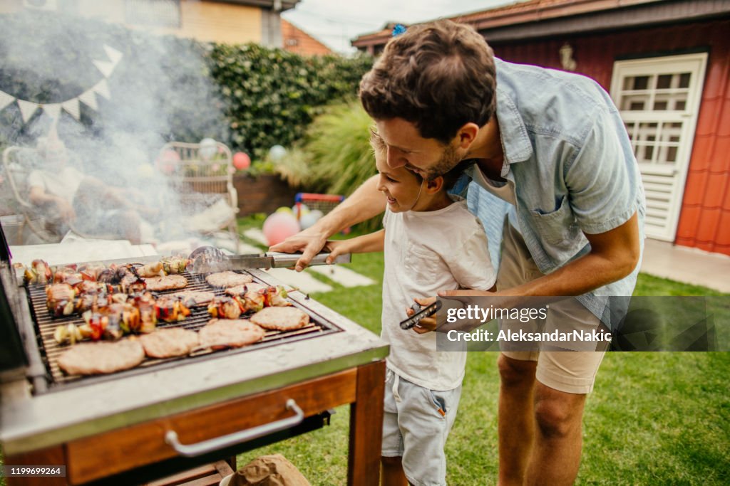 Grillen Von Fleisch mit meinem Vater