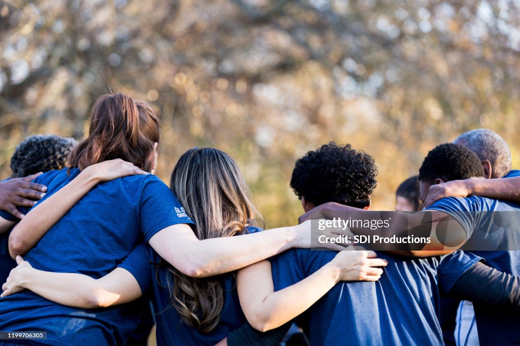 Amici che collegano le armi all'unità