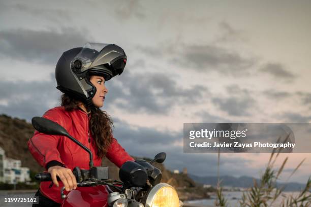 biker woman on a motorcycle - mare moto foto e immagini stock