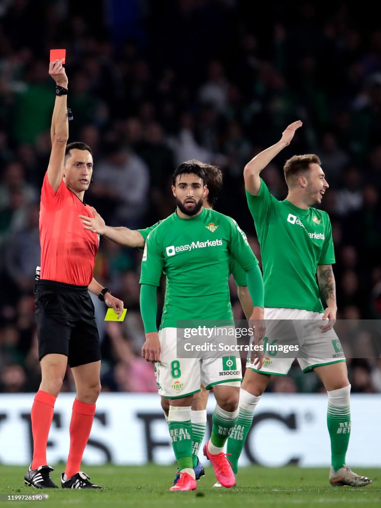 historie insekt Ciro Nabil Fekir of Real Betis Sevilla receives a red card from referee... Photo  d'actualité - Getty Images
