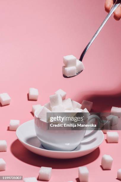 white cup full of sugar cubes - sugar stock-fotos und bilder