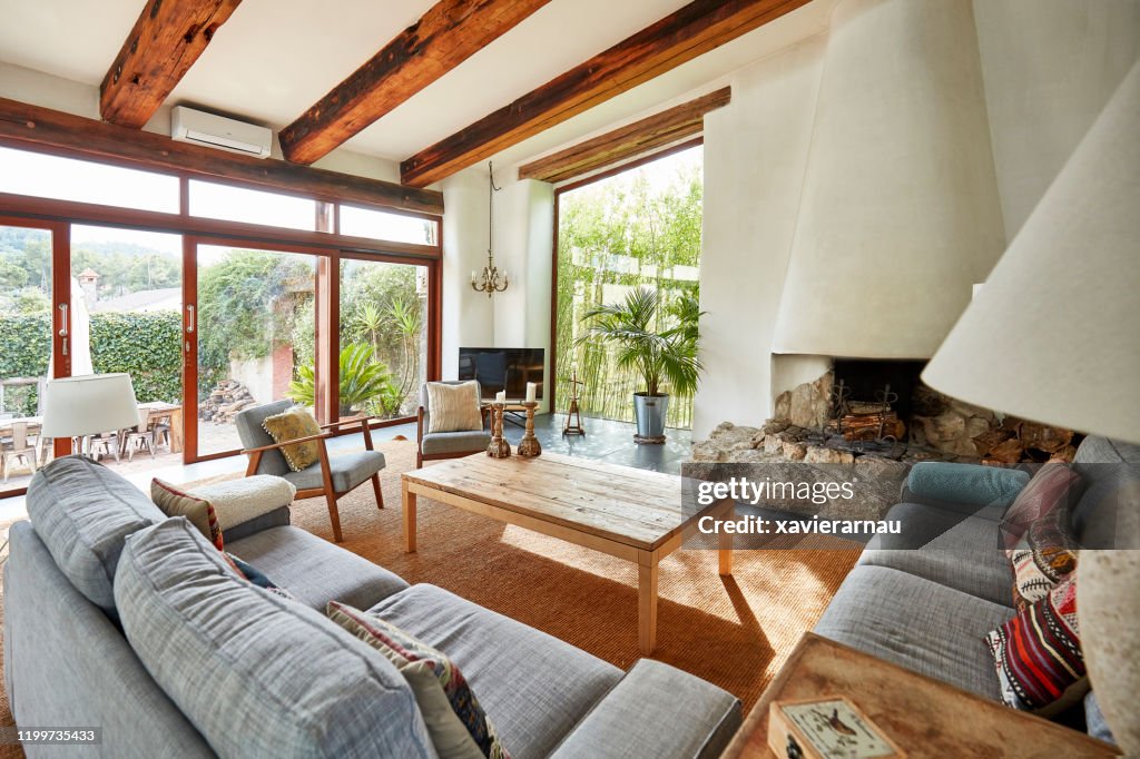 Acogedora chimenea en una sala de estar de la casa de campo mediterránea