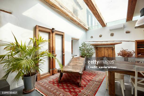 sala de estar de madeira da cadeira na casa de fazenda espanhola moderna - rústico - fotografias e filmes do acervo