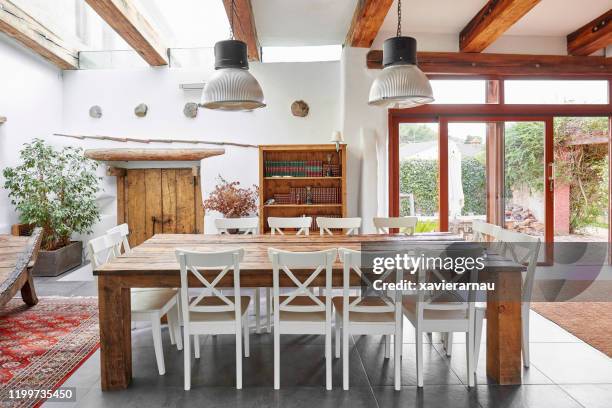 eettafel in een spaanse boerderij - eetkamer stockfoto's en -beelden