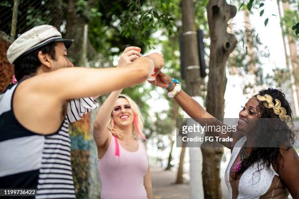 glückliche freunde gruppe toasting auf einer karnevalsparty in brasilien - bier fasching stock-fotos und bilder