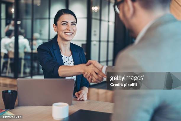 handshake voor de nieuwe overeenkomst - business meeting stockfoto's en -beelden